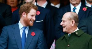 ¡Para no creer! Foto demuestra el impresionante parecido entre Harry y su abuelo, el príncipe Felipe