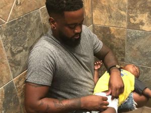 Hombre comparte foto mudando a su hijo para hacer una importante reflexión