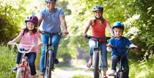 La importancia de que tus hijos ocupen casco cuando andan en bicicleta