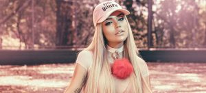 Karol G se cae en plena presentación en Las Vegas