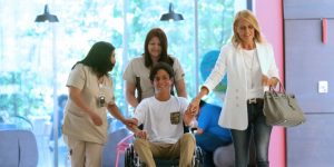 Las críticas a los Menem en Argentina por la fugaz visita a Máximo: "Lo hicieron para la foto"