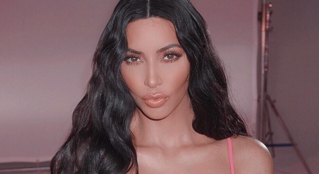Kim Kardashian deja el maquillaje de lado y muestra la psoriasis de su cara por primera vez