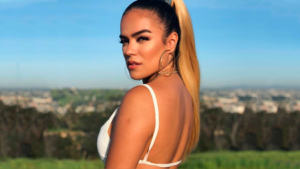 Karol G muestra foto de su niñez donde luce irreconocible