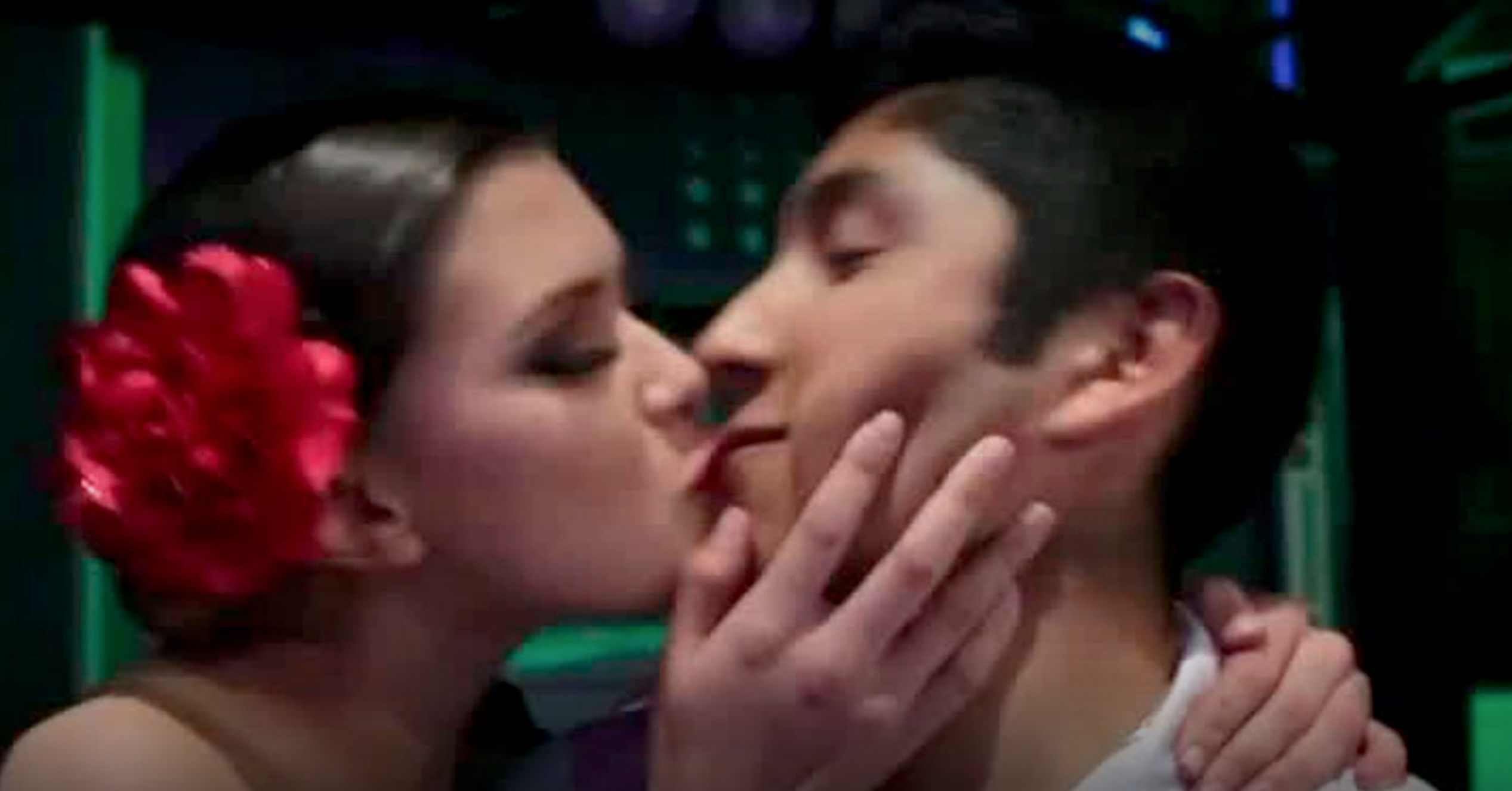 Millaray Mandiola le roba un "piquito" a Juan Ángel Mallorca en 'Rojo'