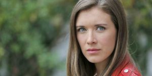 Carla Jara publica foto de infancia donde luce idéntica a su hijo