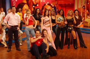 Ex chica Mekano se luce en los estudios de los Power Peralta tras un año de reposo por lesión en la columna