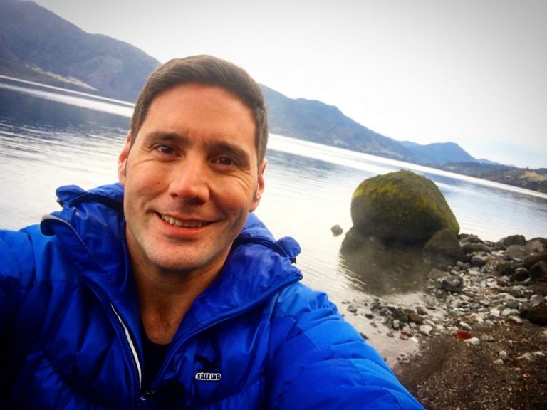 Francisco Saavedra arrasó con foto en la que luce intelectual