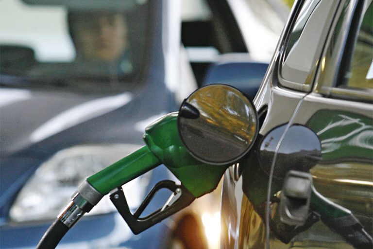 Bencinas alcanzaron su mayor precio por litro en 14 meses