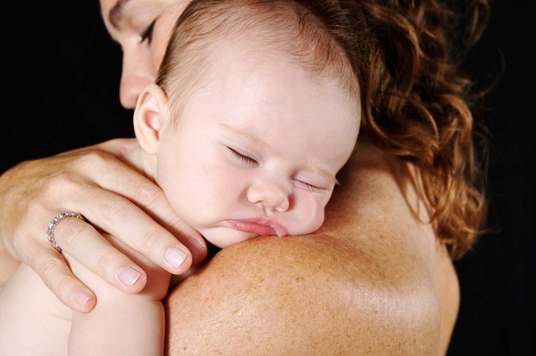 Descubre por qué es tan necesario abrazar a los bebés