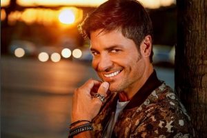 Chayanne sorprendió a sus fans con disfraz de piloto en Halloween