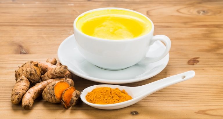 Desintoxica tu organismo con esta infusión de de jengibre y cúrcuma