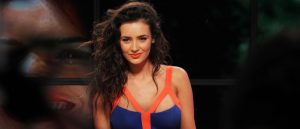 Dominique Gallego luce orgullosa sus estrías y saca aplausos