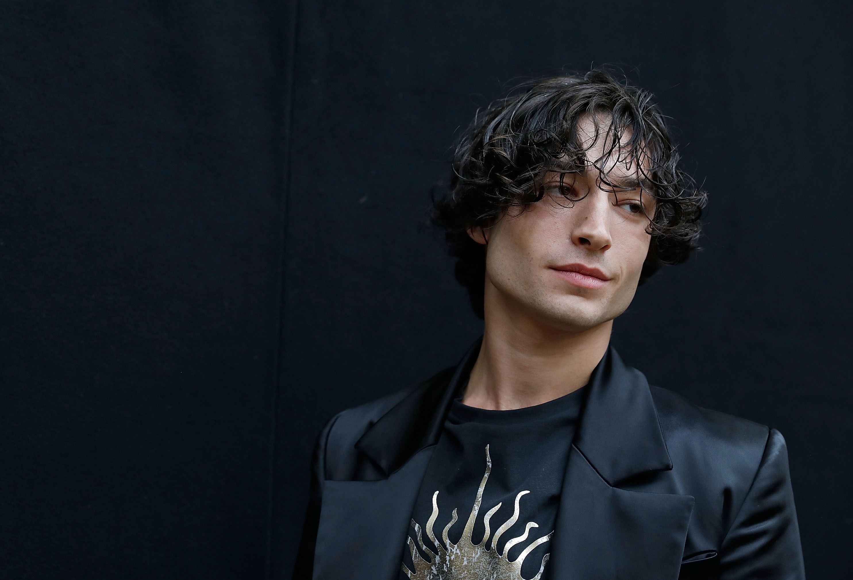 Ezra Miller se disfrazó de la lechuza de 'Harry Potter' en el lanzamiento de su película