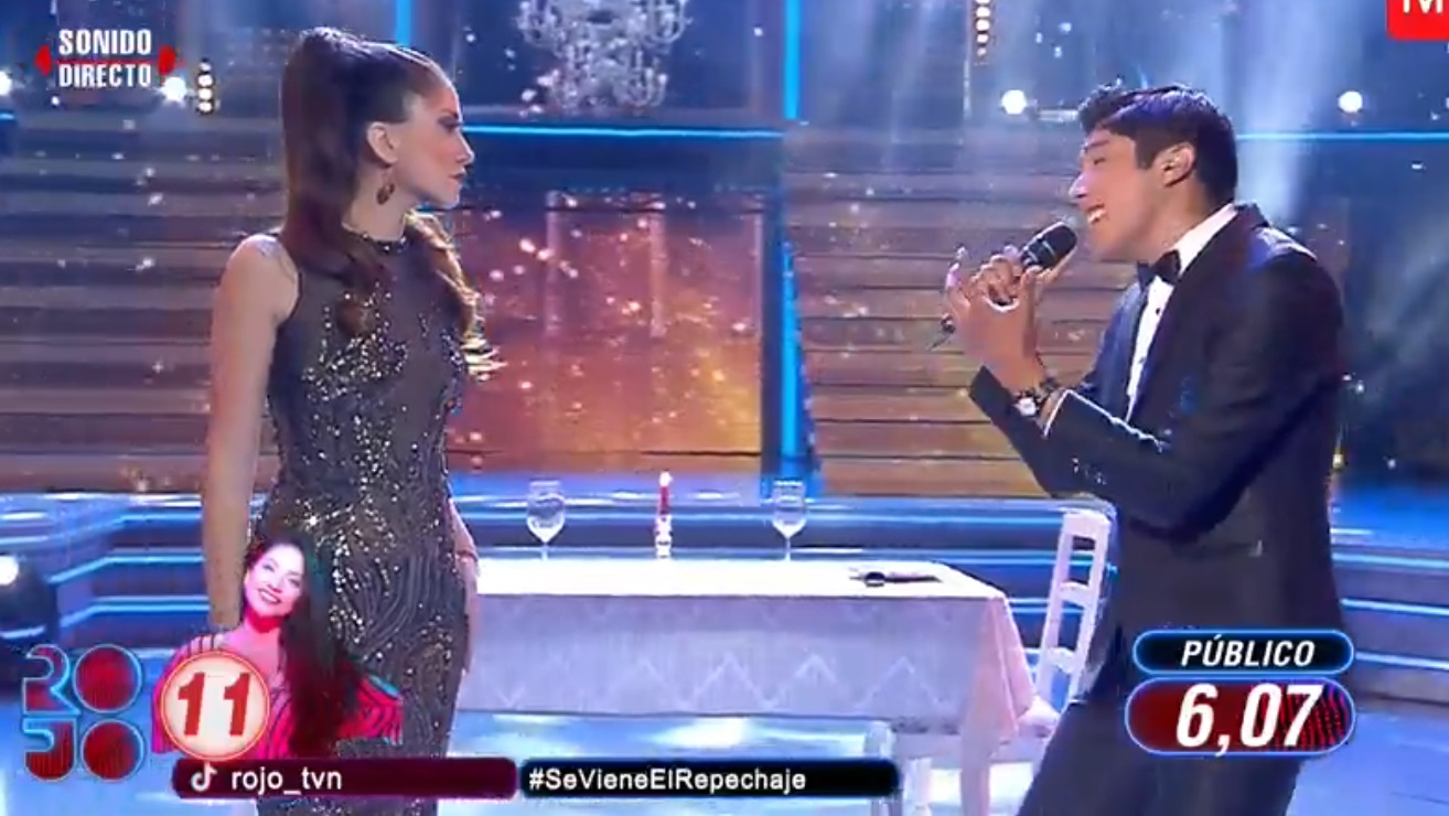 Las críticas que se ganó el 'beso' entre Juan Ángel y Javiera Jara en presentacion de 'Rojo'