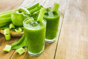 Baja de peso con este efectivo jugo de apio y manzana verde