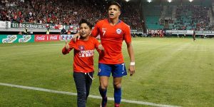 El tierno gesto de Alexis Sánchez con un pequeño hincha
