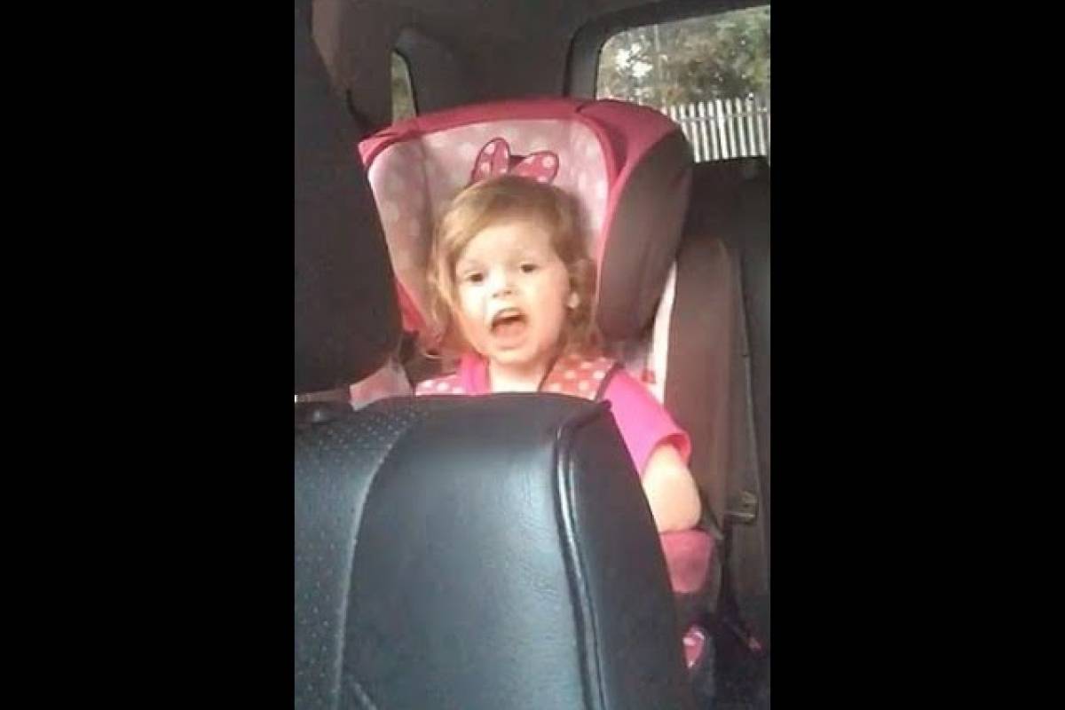 Niña de 3 años se hace viral cantando éxito de "Queen"