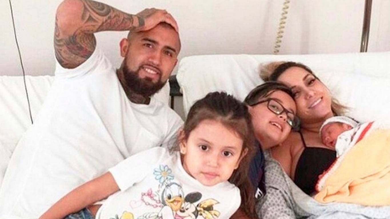 Al estilo de "Los Simpsons": Arturo Vidal comparte fotografía de su familia