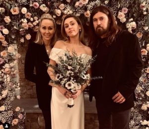 Se revela el precio del vestido de novia que usó Miley Cyrus