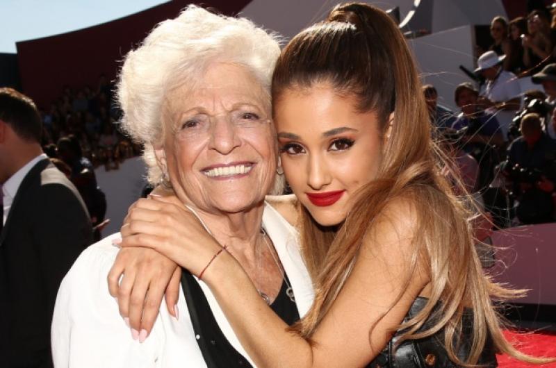 Ariana Grande se tatuó con su abuela para celebrar el reconocimiento de Billboard