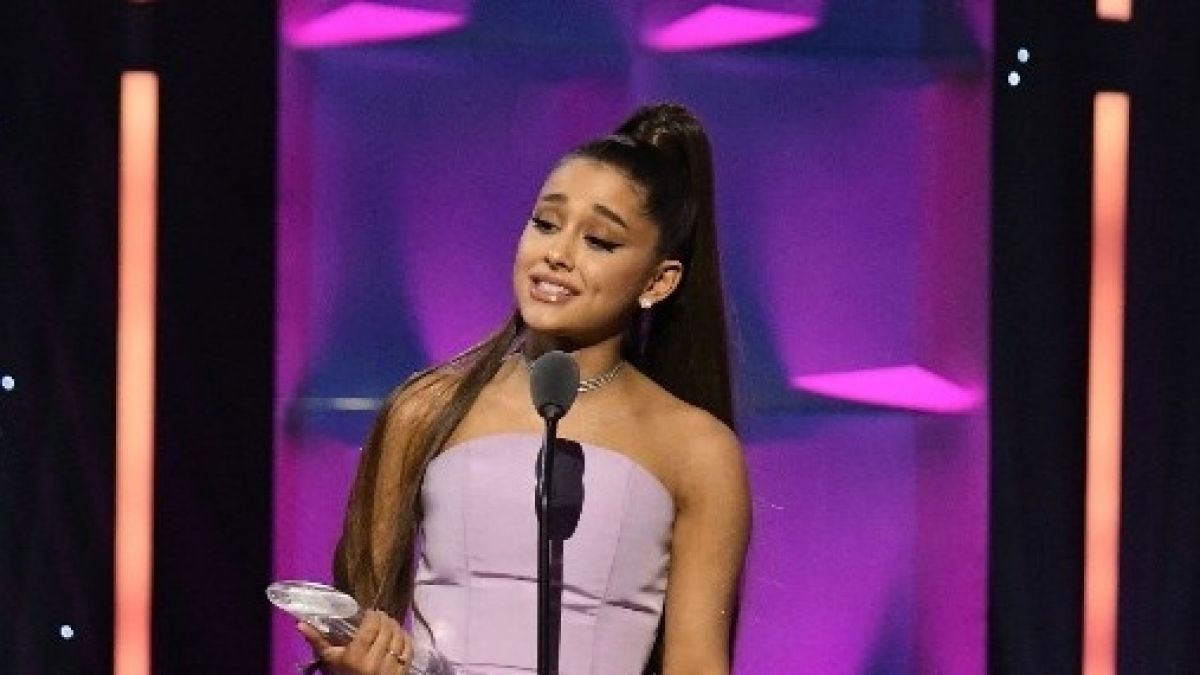 Entre lágrimas: Ariana Grande recibe el premio a la Mujer del Año de Billboard