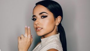¡Son iguales! Becky G presentó a su guapa hermana en redes sociales
