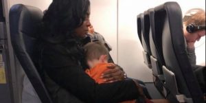 Mujer ayuda a madre con hijo que no dejaba de llorar en un avión y se hace viral