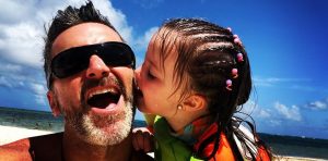 Cristián Sánchez enterneció con video de su hija escribiéndole al Viejo Pacuero