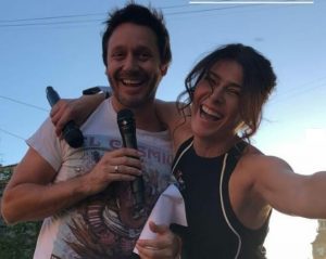 Duras críticas dejó la animación del "Paris Parade" de Tonka Tomicic y Benja Vicuña