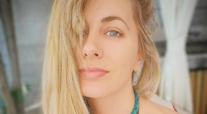 Catalina Palacios le respondió a seguidora que la criticó por foto del recuerdo en bikini