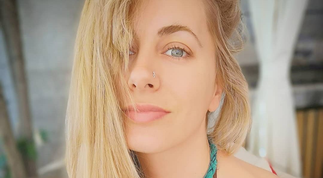 Catalina Palacios le respondió a seguidora que la criticó por foto del recuerdo en bikini