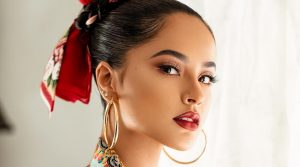 Becky G recibe duros comentarios tras compartir video sin maquillaje