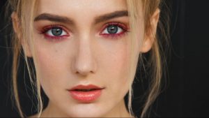 Ojos guinda: Así es la nueva tendencia que triunfa en maquillaje
