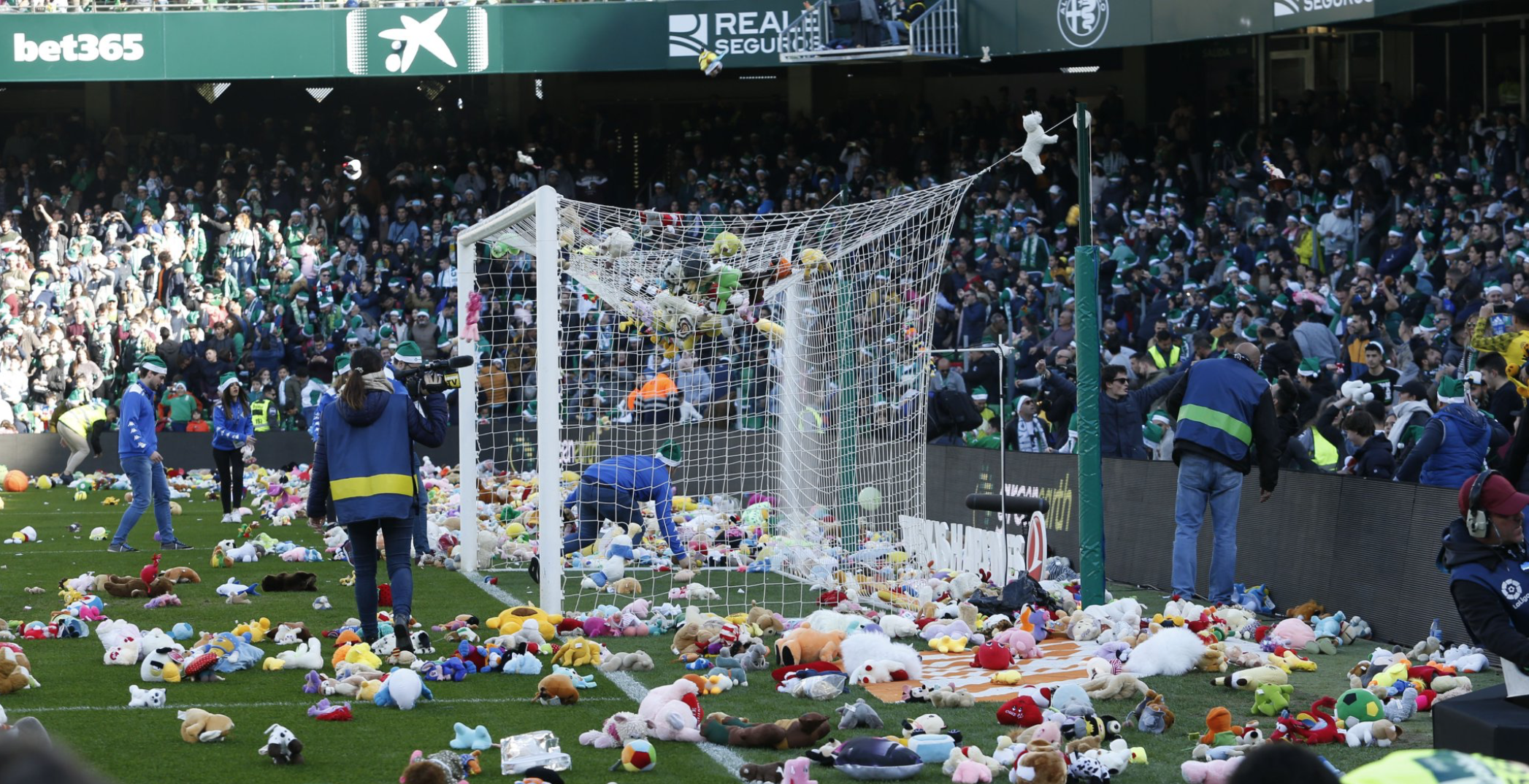 Lluvia de peluches en España para regalos a niños de escasos recursos