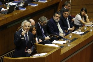 Lo pillaron sacando la vuelta: Diputado es captado viendo partido de futbol durante interpelación a Chadwick