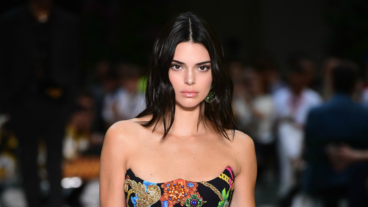 ¿Estará buscando a su príncipe? Sorprenden a Kendall Jenner coqueteando con un sapo