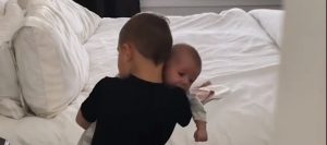 Niño se vuelve viral por su emotiva reacción al ver llorar a su hermana pequeña