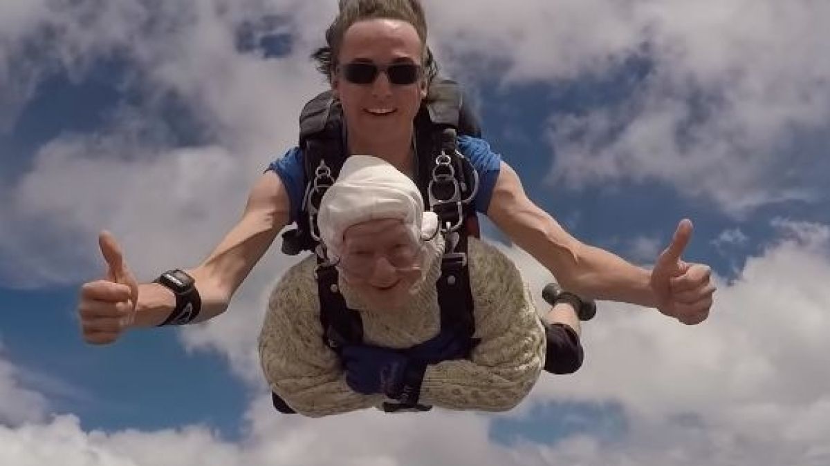 Mira el espectacular salto en paracaídas de una mujer de 102 años