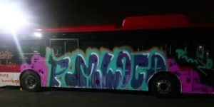 No alcanzaron ni a estrenarlo y lo rayaron: Bus del Transantiago fue atacado por desconocidos