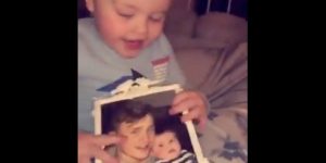 ¡Impresionante! Bebé se hace viral por su reacción al ver foto de su padre fallecido