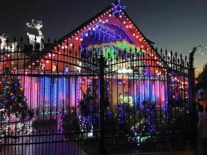 Mujer debió apagar su asombrosa casa navideña por quejas de los vecinos