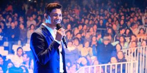 Video muestra el momento exacto en que le roban anillo de matrimonio a Américo