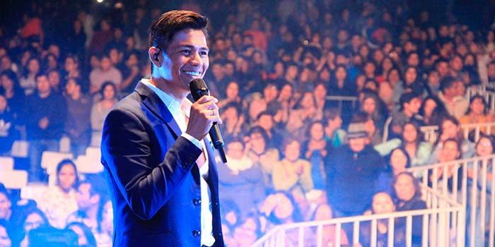 Video muestra el momento exacto en que le roban anillo de matrimonio a Américo