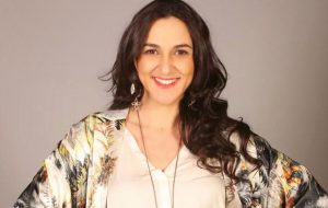 Renata Bravo luce su abdomen con motivador mensaje en redes sociales