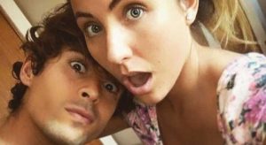 Pololo de Ángela Duarte la defiende tras ordinarios comentarios en polémica foto