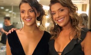 Carolina Arregui se luce con su hija menor en su graduación
