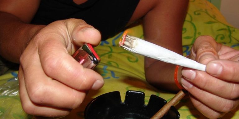 Preocupante primer lugar: Jóvenes chilenos lideran el consumo de drogas en Latinoamérica