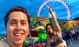 Karol Lucero sorprende a su novia al puro estilo de  "50 sombras de Grey"