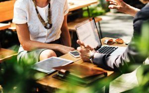 4 Gestos del lenguaje corporal que te pueden jugar en contra