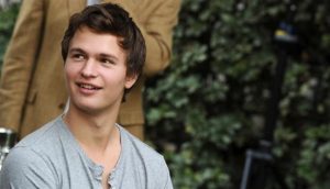 Mira el radical cambio de look de Ansel Elgort, protagonista de "Bajo la misma estrella"
